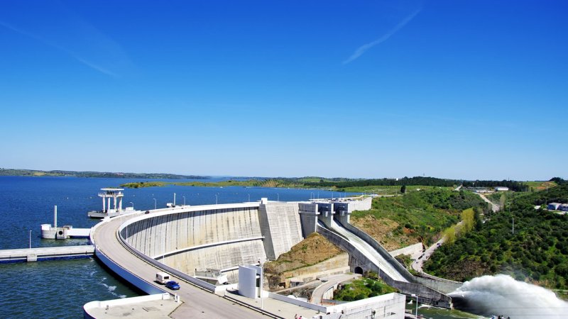 A modern concrete dam. (Source: © inacio pires / stock.adobe.com)