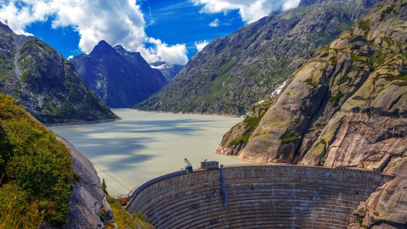 Concrete gravity dams / The concrete dam of the Grimsel Pass hydroelectric power plant, built at more than 3,000&nbsp;m above sea level. Along with other power plants in the area it supplies electricity to over a million people (Switzerland). (Source: © ivan kmit / stock.adobe.com)