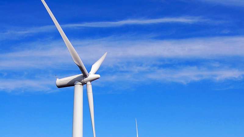 Wind turbines built on mountain ridges and coasts significantly shape the landscape. (Source: © BibiDesign / stock.adobe.com)