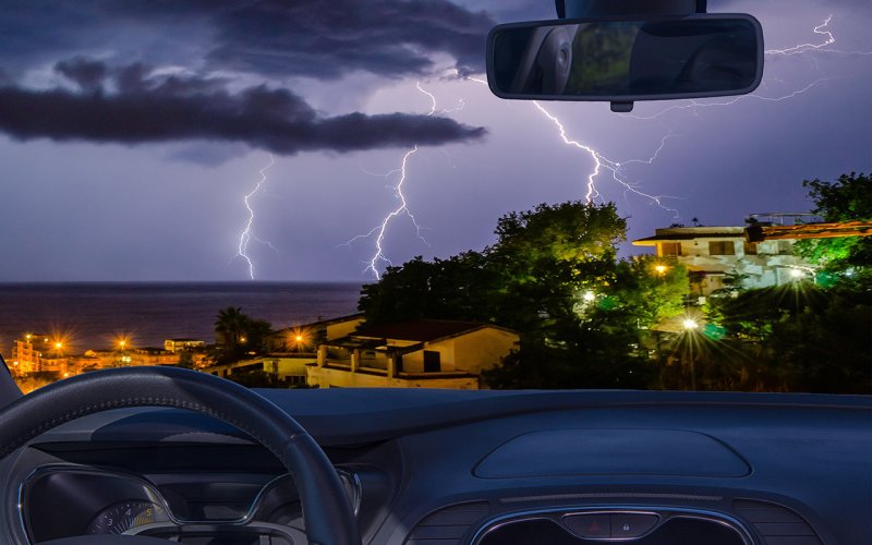 The unpredictable path of lightning (Source: © marcorubino / stock.adobe.com)