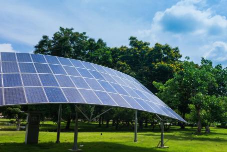 Solar energy, as a renewable power source, is characterized by a minimal impact on the environment. (Source: © nirutft / stock.adobe.com)