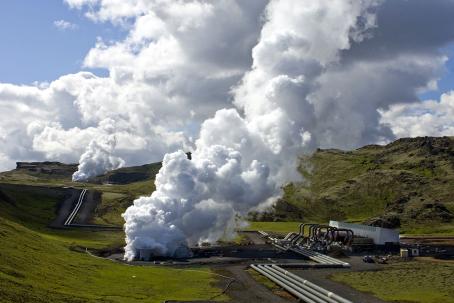 Several wells, over 1,500 meters deep, supply the whole of the Icelandic capital of Reykjavík with hot water. (Source: © corepics / stock.adobe.com)