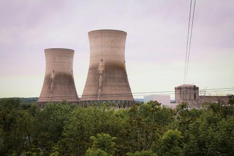 Night view of the first block’s cooling towers at the Three Mile Island nuclear power plant, USA. The accident at TMI 2 resulted in the establishment of WANO, The World Association of Nuclear Operators. This association helps to improve safety by organizing international inspection missions and by sharing examples of good practices used for nuclear power plant operation. (Source: © ERIK BERGIN PHOTOS / stock.adobe.com)