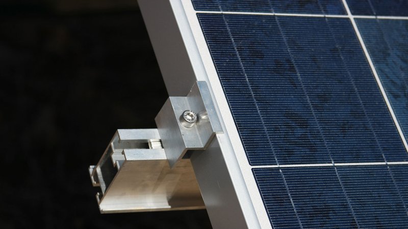A detailed view of the mounting of a solar panel on a supporting structure. (Source: © Zdenek Pistek / stock.adobe.com)