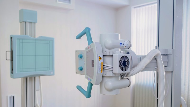 Modern X-ray device used to make classical X-ray images. It is one of the oldest methods that use ionizing radiation in medicine. (Source: © Med Photo Studio / stock.adobe.com)