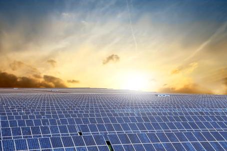 Vast fields of photovoltaic power plants could be in the future replaced by the concentrated photovoltaic with far greater efficiency. (Source: © olly / stock.adobe.com)
