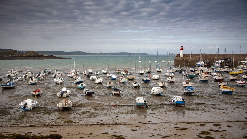 The picturesque french harbor and lighthouse of Erquy in Brittany at ebb tide. During high tide sea level can rise up to several meters. (Source: © Dominique VERNIER / stock.adobe.com)