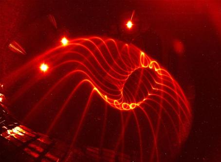 Experimental visualization of the field line on a magnetic surface in Wendelstein 7-X. (Credit: Wikimedia Commons)