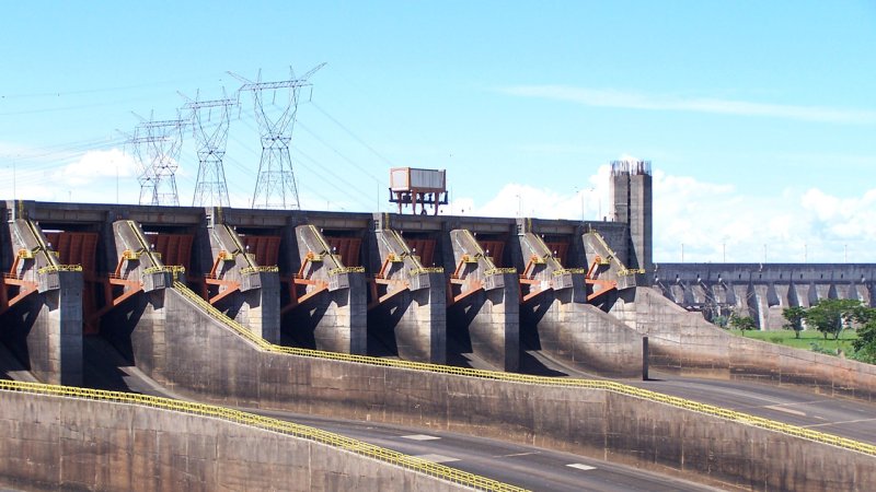 Spillways fitted with tainted gates for controlled spilling of water from the reservoir. The Itaipu hydroelectric power plant (Brazil and Paraguay) (Source: © Grigory Kubatyan / stock.adobe.com)