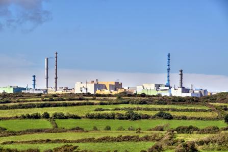 Contrast of the countryside scenery and the World’s largest nuclear fuel reprocessing facilities in La Hague, France. (Source: © Olivier Rault / stock.adobe.com)