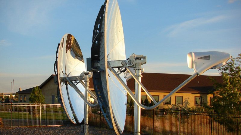 Parabolic dish collectors are most often used in combination with a Stirling gas engine. (Source: © jdoms / stock.adobe.com)