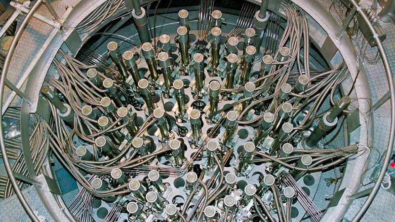 Top part of a reactor with drivers of the control and shutoff rods. Apart from the drivers, there are also the reactor measurement outputs leading to the reactor control system. (Source: ČEZ, a. s.)