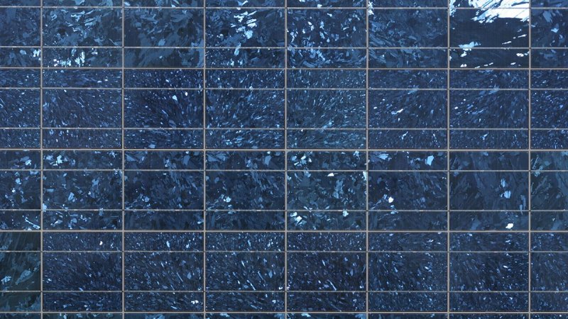 The basic element of polycrystalline cells is a silicone plate with visible edges individual crystals. (Source: © Foto-Ruhrgebiet / stock.adobe.com)