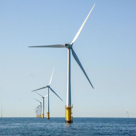 With the increasing number of the offshore turbine, mast technologies and their sea-bed mounting are constantly improved. (Source: © Roel / stock.adobe.com)