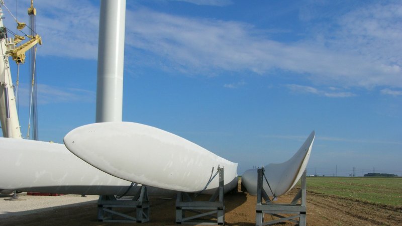 Temporary storage of wind turbine blades being transported to their respective construction sites. (Source: © GERARD DUSSOUBS / stock.adobe.com)