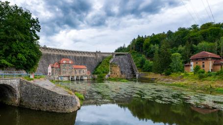 A historical dam with a small hydroelectric power plant. At the right we can see a spillway. (Source: © bubutu / stock.adobe.com)