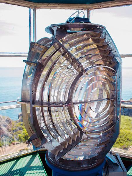 The Fresnel lens at the Point Arena Lighthouse in California, USA. (Source: © Ulia Koltyrina / stock.adobe.com)