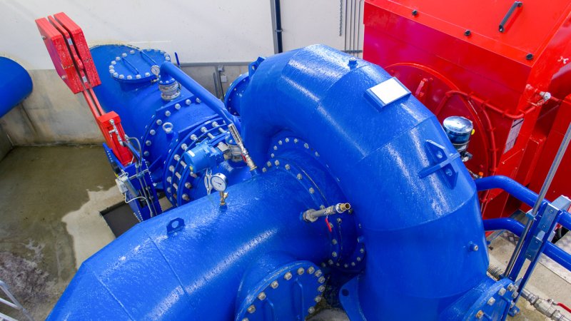 The interior of a small hydroelectric power plant with its turbines and generators. (Source: © emel82 / stock.adobe.com)