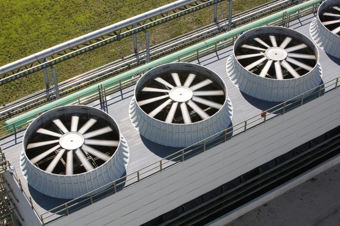 Induced draft cooling towers. (Source: © AZP Worldwide / stock.adobe.com)