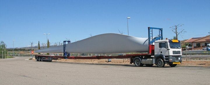 Transportation of wind turbine blade. (Source: © popov48 / stock.adobe.com)