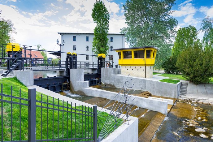 Small hydropower plant on river with low flow. (Source: © bubutu / stock.adobe.com)