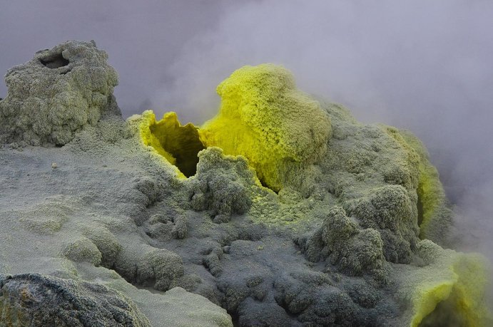 Fumarole with sulphur deposited as yellow crystals around the vent. (Source: © flyfisher / stock.adobe.com)