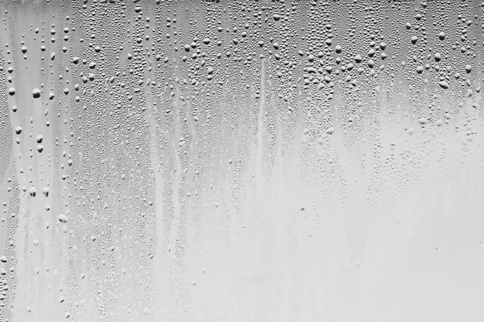 Condensation of water vapour on cold glass. (Source: © chumakovaslonik / stock.adobe.com)
