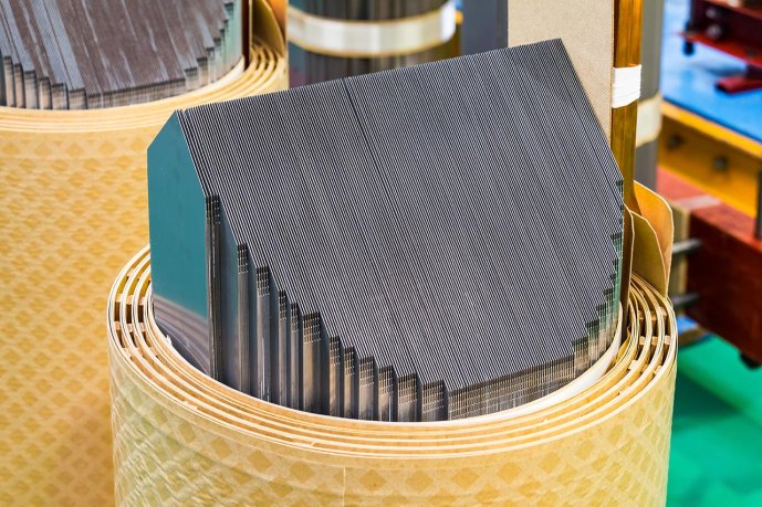 Transformer core made of thin plates to reduce eddy currents. (Source: © teptong / stock.adobe.com)