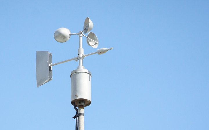 Cup anemometer with wind vane. (Source: © weerapat1003 / stock.adobe.com)