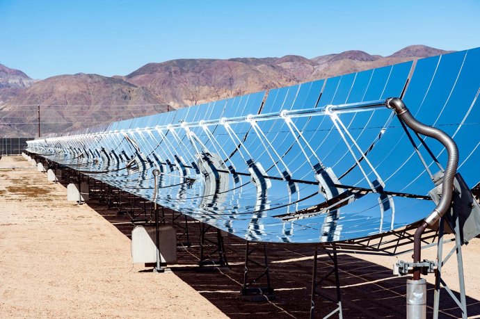 Series of parabolic mirrors in a solar power plant. (Source: © Mel Stoutsenberger / stock.adobe.com)