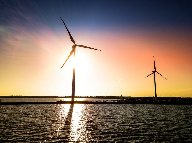 In the case of a wind turbine, the stroboscopic effect can occur when the rotating blade comes between the observer and the Sun and periodically obscures the Sun. (Source: © Alexandre Patchine / stock.adobe.com)