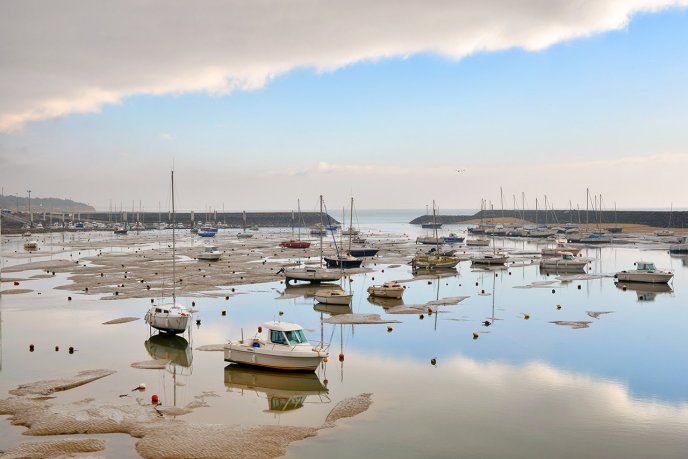 Boats on dry land at low tide. (Source: © ThomasLENNE / stock.adobe.com)