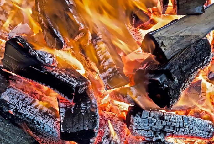 Combustion of wooden logs. (Source: © Stimmungsbilder1 / stock.adobe.com)