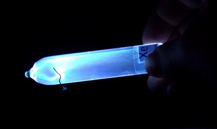 Xenon glowing under electric discharge. (Source: © Ludmila / stock.adobe.com)