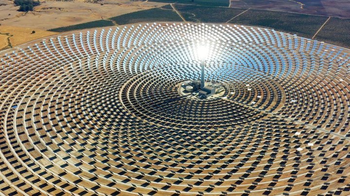 Large solar thermal power plant. (Source: © Fly_and_Dive / stock.adobe.com)