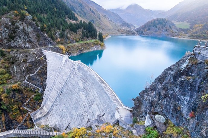 Water reservoir behind a dam. (Source: © NicoElNino / stock.adobe.com)