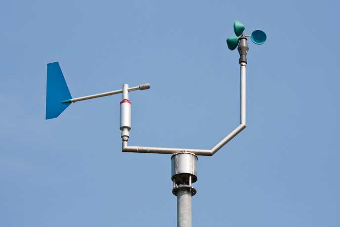 Anemometer with the wind vane on the left. (Source: © Kruwt / stock.adobe.com)