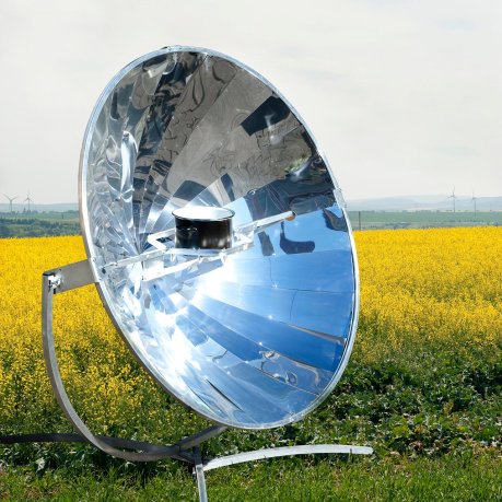 Small concave mirror is boiling water by concentrated solar beams in focal point. (Source: © nikond700 / stock.adobe.com)