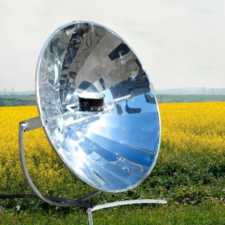 Small concave mirror is boiling water by concentrated solar beams in focal point. (Source: &copy; nikond700 / stock.adobe.com)