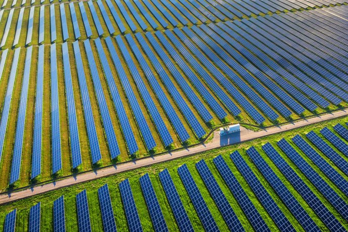 Photovoltaic farm. (Source: © kucherav / stock.adobe.com)