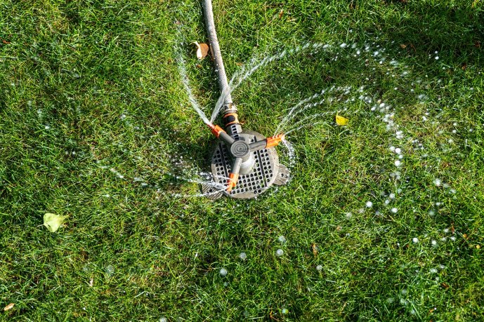 Rotating water sprinkler is based on the same principle as Segner wheel. (Source: © Kirill Gorlov / stock.adobe.com)