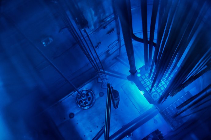 View into the nuclear reactor core, the bluish light is Cherenkov radiation. (Source: © Parilov / stock.adobe.com)