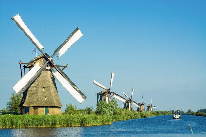 Windmills. (Source: © Eric Gevaert / stock.adobe.com)