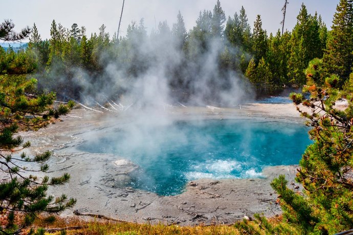 Hot spring in Yellowstone, US. (Source: © Focused Adventures / stock.adobe.com)