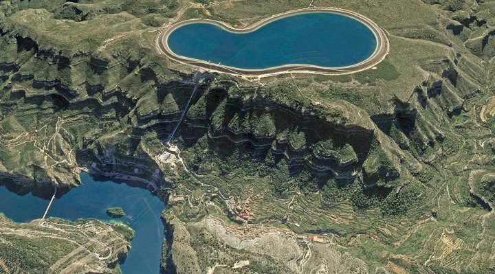 Reservoir of a pumped storage power plant that can serve as a peak load plant. (Source: © contributor_aerial / stock.adobe.com)
