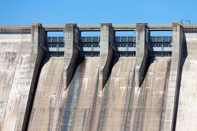 Dam with four spillways. (Source: © Discovod / stock.adobe.com)