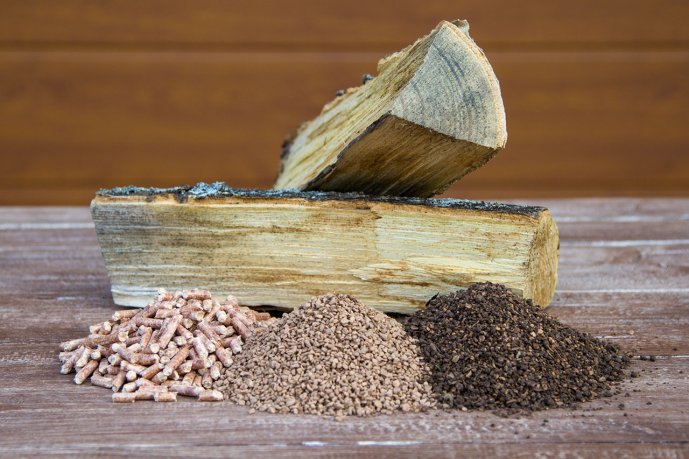 Different types of combustible biomass: wooden logs, pellets, peanuts and olive pomace. (Source: © gianni / stock.adobe.com)