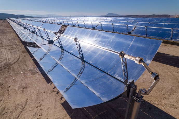 Parabolic mirrors in a solar power plant. (Source: © luchschenF / stock.adobe.com)