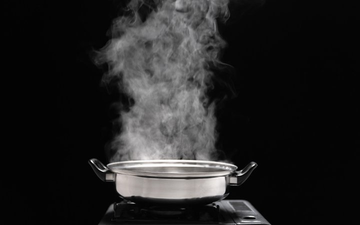 Evaporation from hot water. (Source: © toa555 / stock.adobe.com)