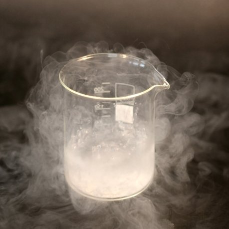 Beaker with liquid nitrogen. (Source: © Cerae / stock.adobe.com)